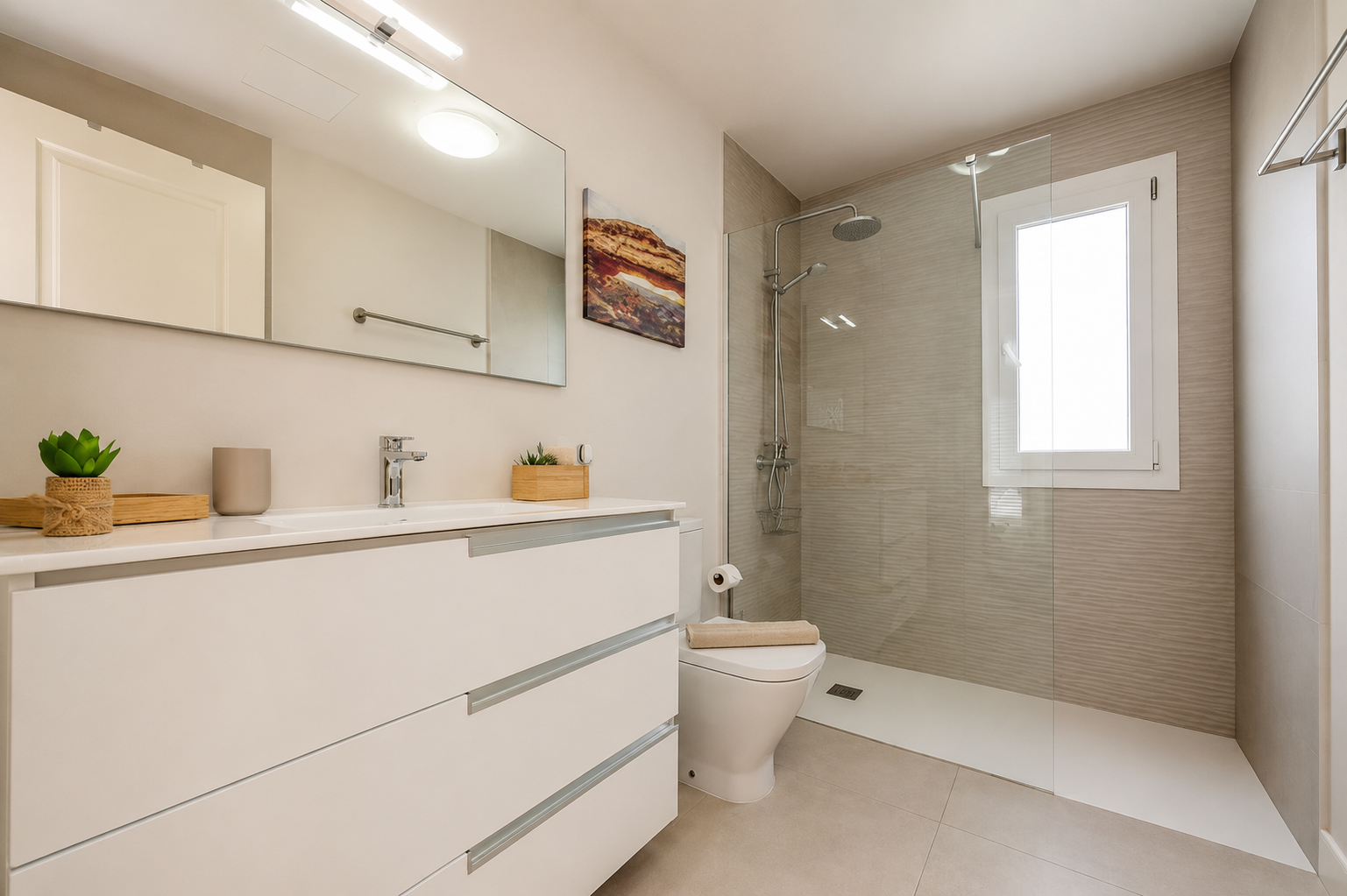 Principal ensuite bathroom
